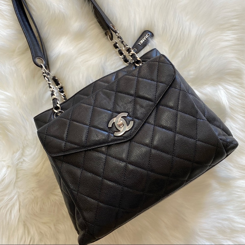 Authentic vintage Chanel caviar CC logo chain shoulder bag